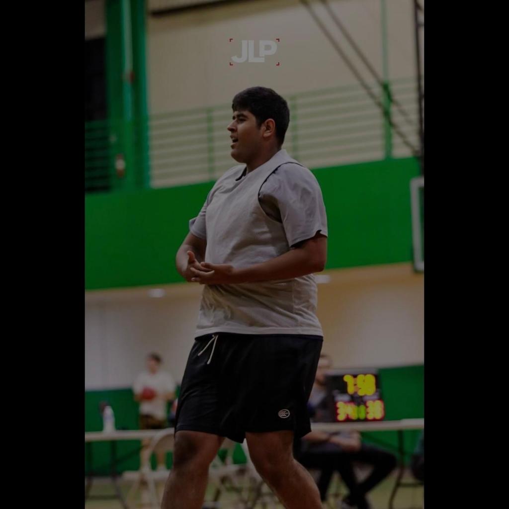 Alexis Sainz in the middle of a basketball game.